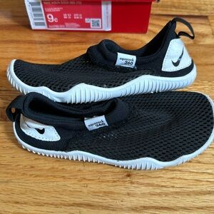 Nike aqua socks size 9c